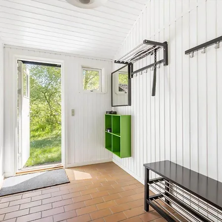 6717-ronne-holmegardsvej-28 * Rønne